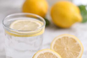 Dlaczego warto rano pić wodę z cytryną?