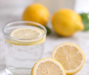 Dlaczego warto rano pić wodę z cytryną?