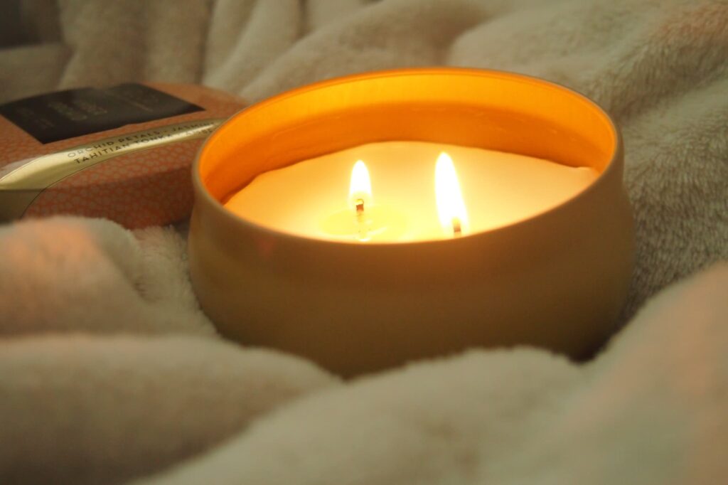 Jak pachnie świeczka Candle-lite CLCo Amber Orchid recenzje świec opinia