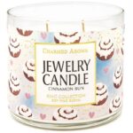 Świeca zapachowa w szkle Candle-lite Snowy Winter Spruce 510 g