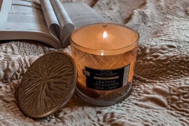 Świeca zapachowa z drewnianym knotem Candle-lite CLCO Leather Jacaranda